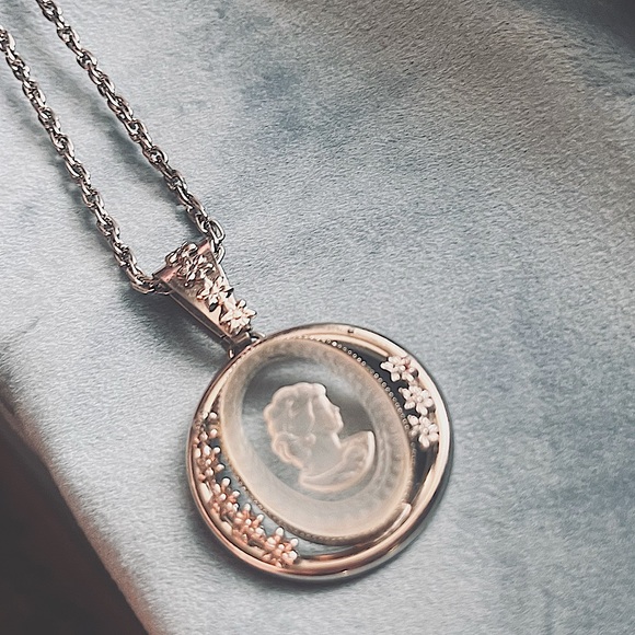 Statement Glass Carved Relief Intaglio Cameo Pendant w/Chain SilverTone Necklace - Picture 5 of 10